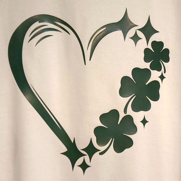 SHAMROCK T-SHIRT  Ladies Green Irish Shamrock Heart design scoop neckline NWT - Picture 2 of 6